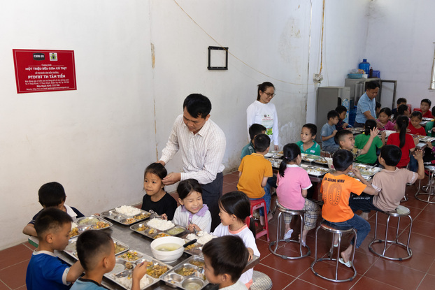 Ngoài công việc giảng dạy, thầy cô tại các điểm trường vùng cao còn chăm lo cho các em những bữa ăn hằng ngày     