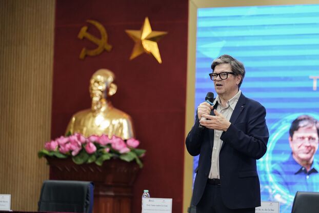 Giáo sư Yann LeCun – “cha đẻ AI” và Giám đốc Khoa học AI tại Meta trình bày trong hội thảo “Tương lai của AI” tại Đại học Khoa học Tự nhiên,