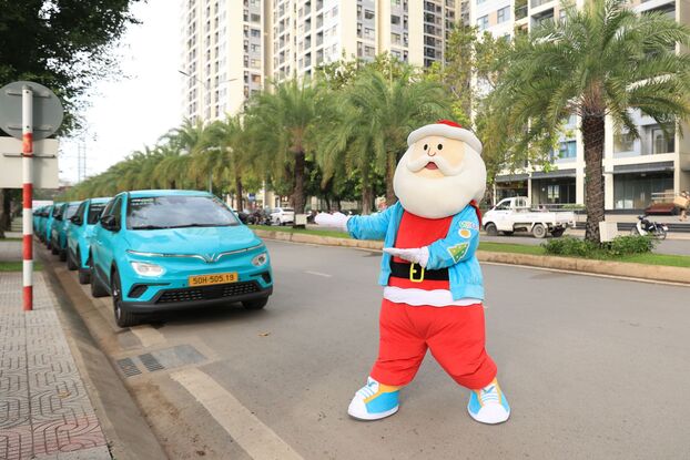 “Xanhta Claus” cũng có mặt để giao lưu và hướng dẫn khách hàng tìm đến điểm đậu đón của Xanh SM.