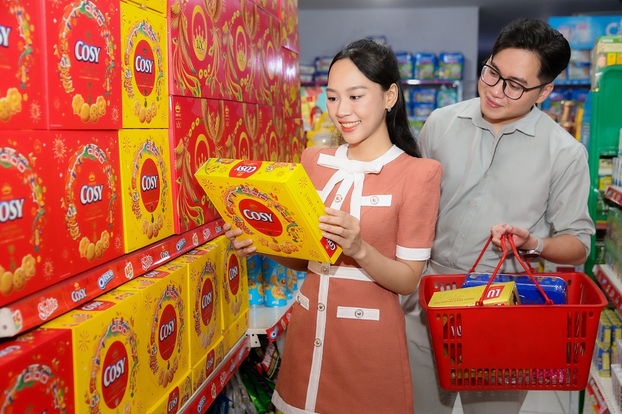 Mondelez Kinh tích cực chuẩn bị cho việc đưa sản phẩm Tết có mặt ở tất cả kênh phân phối truyền thống và hiện đại với nhiều hoạt động kích cầu ấn tượng, trang trí bắt mắt.