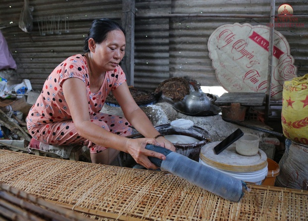 Người phụ nữ không chỉ đóng góp về kinh tế để “xây nhà” mà còn là người gìn giữ nếp nhà, gia phong. Ảnh: Tứ Quý