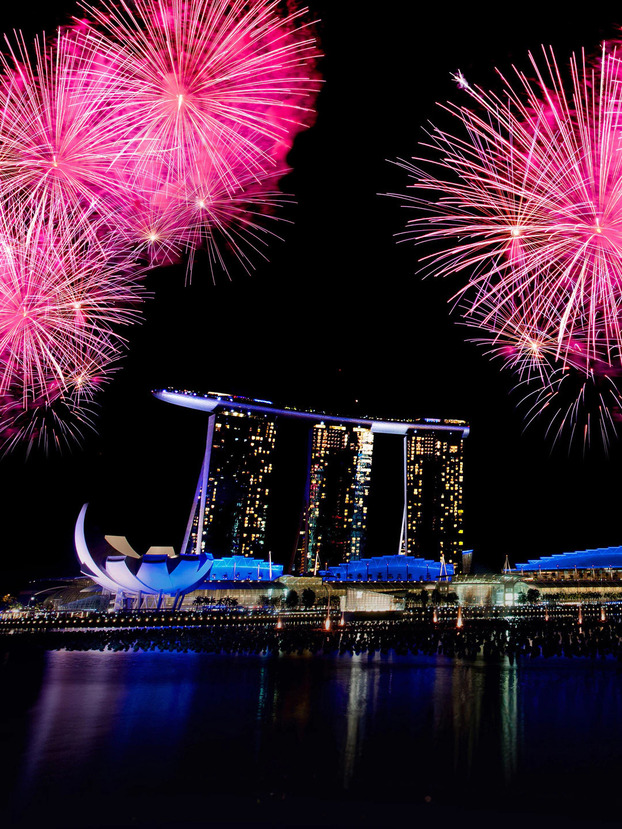 Marina Bay trở nên lung linh rực rỡ với những màn trình diễn nghệ thuật và pháo hoa ấn tượng để chào đón năm mới