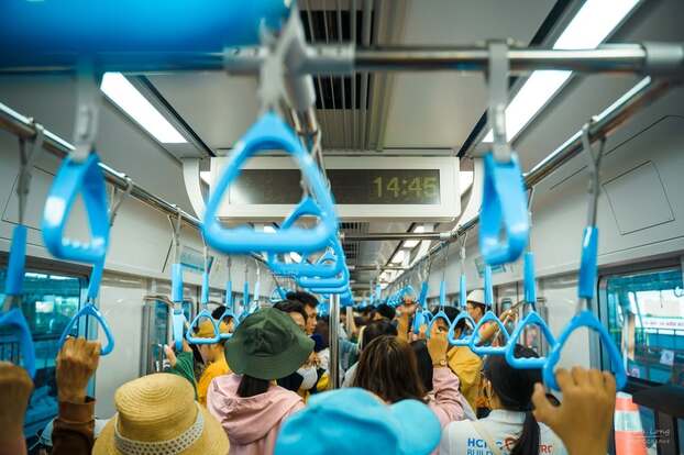 Tuyến Metro số 1 thu hút nhiều người đến trải nghiệm. Ảnh: Tiểu Long 