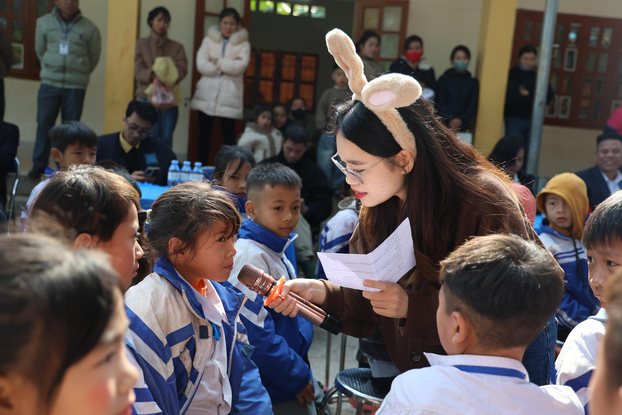 Học sinh tham gia trò chơi về vệ sinh học đường