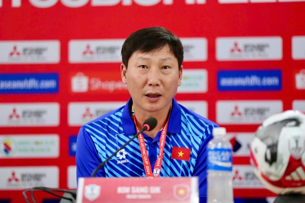 HLV Kim Sang Sik quyết tâm vô địch AFF Cup cùng đội tuyển Việt Nam