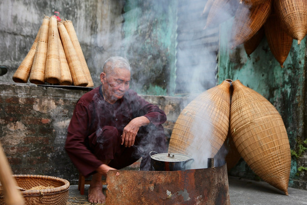 Để đó trở nên đẹp và bền, người dân thường treo lên gác bếp để tránh mối mọt, khi có khói ám vào, thời gian sau, đó, rọ sẽ lên màu đậm hơn. 