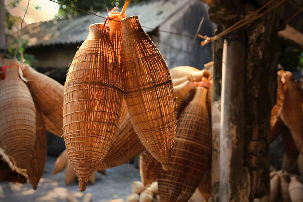 Để tạo ra một chiếc đó bền đẹp, ngoài việc chuẩn bị nguyên liệu còn cần phải có kỹ thuật đan kỳ công, khéo léo, phối hợp nhiều công đoạn. Nguyên liệu làm đó, rọ chủ yếu từ tre, nứa già được đặt về. Đầu tiên người đan phải khéo léo chẻ nhiều loại nan khác nhau phục vụ cho việc đan đó và rọ. Chẻ nan xong, vấn thành một vòng tròn rồi bắt đầu đan từ dưới lên. Trong quá trình đan, dễ nhất là đan phía hom miệng đó, khó nhất là đan phía cạp, vành miệng và phía đuôi.   