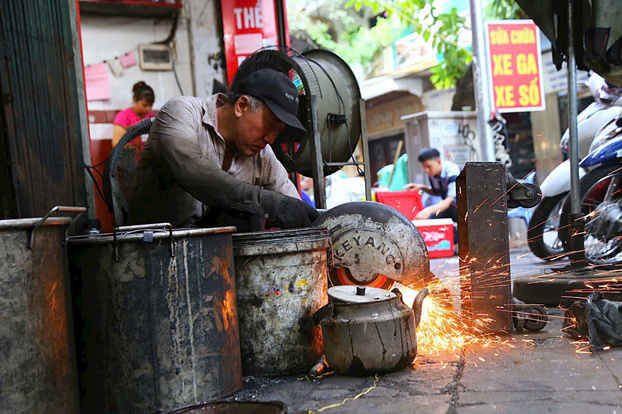 Những tia lửa do hàn mà bắn ra