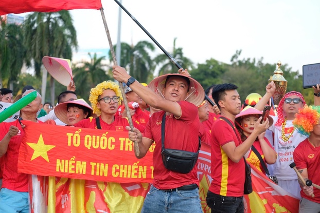 Dù phải vượt một chặng đường xa sang Thái Lan, các CĐV Việt vẫn trang bị đầy đủ từ cờ Tổ Quốc, trang phục đỏ đặc trưng của đội tuyển quốc gia cho tới các phụ kiện cổ vũ để khuấy động bầu không khí, tạo động lực cho các cầu thủ.