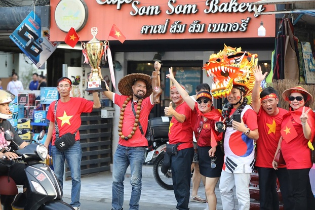 Sau trận chung kết lượt đi, đội tuyển Việt Nam đang có lợi thế với chiến thắng 2-1. Chỉ cần một trận hòa là vô địch, nhưng đông đảo cổ động viên tin tưởng thầy trò huấn luyện viên Kim Sang-sik còn làm được nhiều hơn thế.