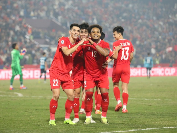 Lợi thế lớn trên sân khách tạo đà tâm lý giúp đội tuyển Việt Nam đánh bại Singpore 3-1 ở trận lượt về trên sân Việt Trì, nhờ cú đúp của Xuân Son và Tiến Linh ghi bàn còn lại, giành vé vào chơi chung kết gặp Thái Lan. (Ảnh: VFF)