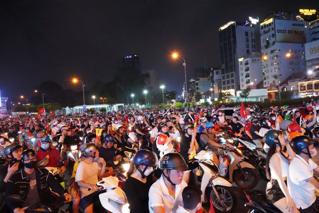 Cổ động viên TP. Hồ Chí Minh cũng đồng loạt xuống đường “đi bão”.