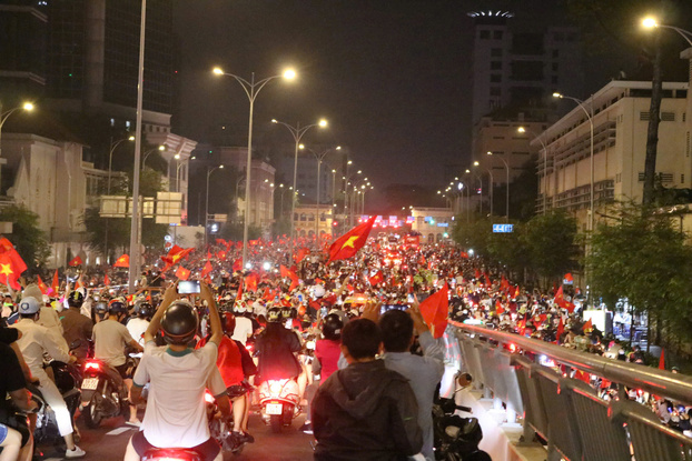 Cổ động viên TP. Hồ Chí Minh cũng đồng loạt xuống đường “đi bão”.