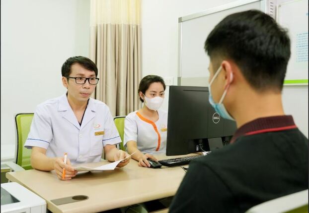 ThS.BS Đinh Hữu Việt – Trưởng khoa Nam học, Bệnh viện Nam học và Hiếm muộn Hà Nội tư vấn cho bệnh nhân đến thăm khám (Hình minh họa).