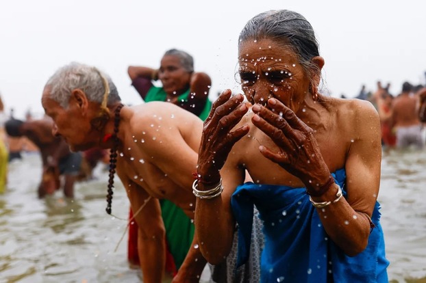 Các tín đồ ngâm mình trong thánh lễ Maha Kumbh Mela ở Prayagraj, Ấn Độ, ngày 13/1/2025. (Ảnh: Reuters)