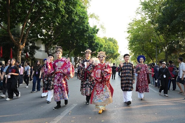 Những bộ cổ phục mang phong cách cung đình sẽ xuất hiện tại Cảng hội Hoàng Gia (Ảnh minh họa)