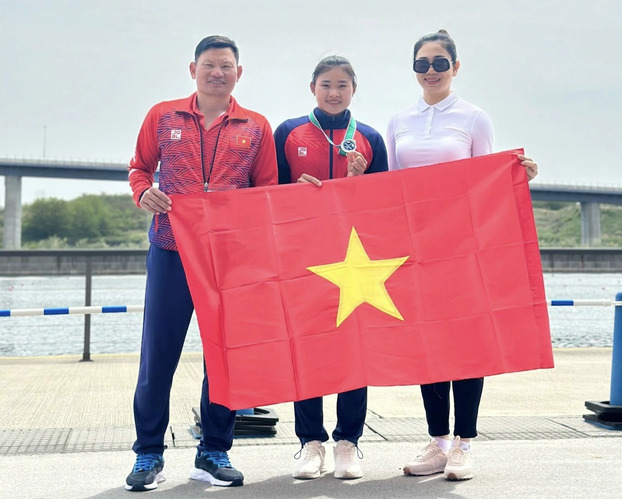 VĐV Nguyễn Thị Hương (giữa) giành HCB giải vô địch châu Á, qua đó giành suất chính thức dự Olympic Paris 2024.