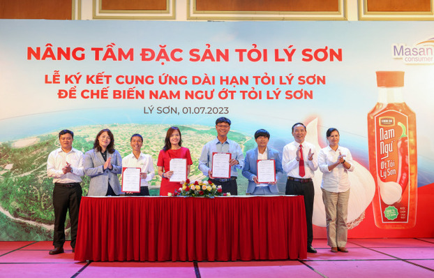 Đại diện Công ty CP Hàng tiêu dùng Masan và huyện Đảo Lý Sơn ký kết cung ứng dài hạn tỏi Lý Sơn