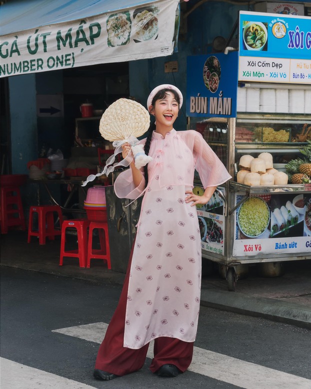 Bộ áo dài hồng với họa tiết hoa xinh xắn, nữ tính kết hợp với chiếc mấn cùng màu rất hợp với sự trẻ trung, tươi tắn của Thu Hà.