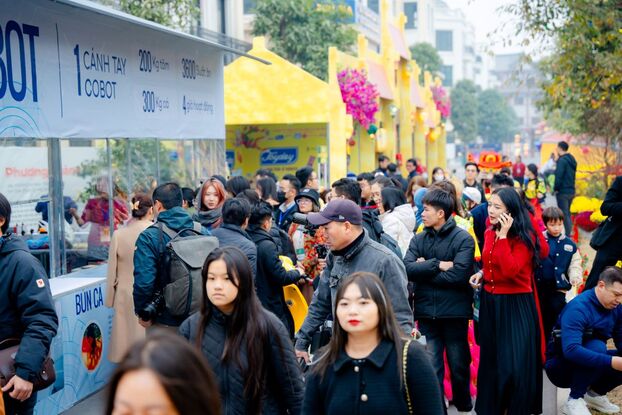 Ngày cuối năm, dòng người ùn ùn đổ về mua sắm tại Siêu hội chợ Xuân Ocean Spring Fair