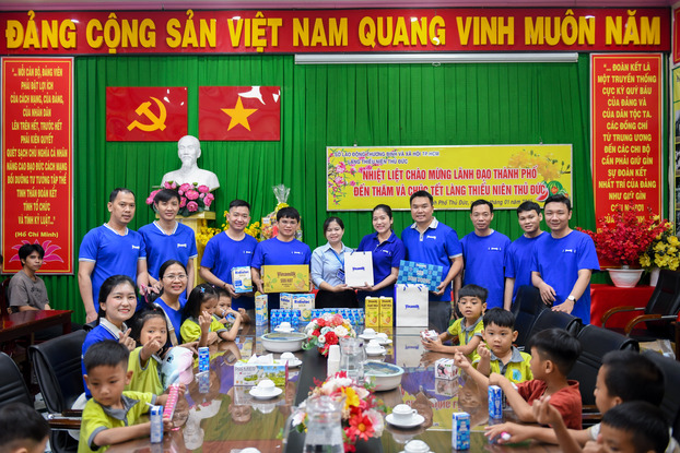 Ngày 21/1/2025, đoàn nhân viên Vinamilk đã đến thăm những em nhỏ kém may mắn tại Làng thiếu niên Thủ Đức và Trung tâm Bảo trợ Trẻ em Tam Bình (TP.HCM). Đây đang là “mái nhà” của hơn 530 trẻ có hoàn cảnh đặc biệt, trong đó có nhiều em được tiếp nhận từ Mái ấm Hoa Hồng.