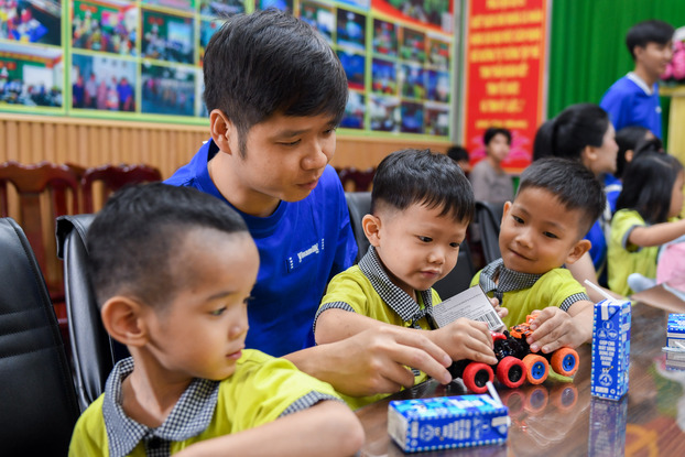 Hàng nghìn phần quà là những hộp sữa thơm ngon đã được trao đến với các em nhỏ tại TP.HCM, Ðiện Biên, Hà Nội, Phú Thọ, Hải Phòng, Thái Bình, Thanh Hóa, Nghệ An, Quảng Bình, Huế, Ðà Nẵng, Bình Ðịnh, Gia Lai, Khánh Hòa, Lâm Ðồng, Bến Tre, Cà Mau trong những ngày cận Tết.