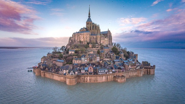 Tu viện Mont Saint-Michel sừng sững giữa lòng biển.