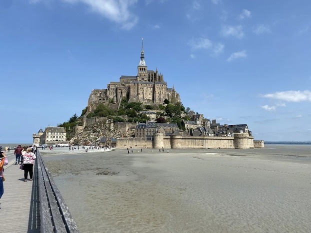 Tu viện Mont Saint-Michel khi thủy triều rút.