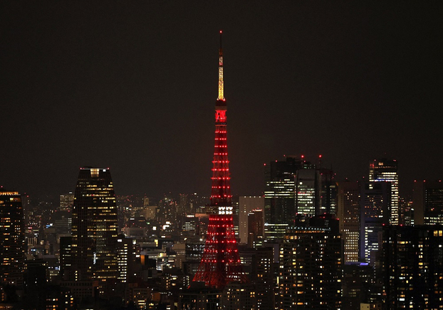 Tháp Tokyo chuyển gam màu đỏ giữa thành phố Tokyo, Nhật Bản. (Ảnh: AFP)