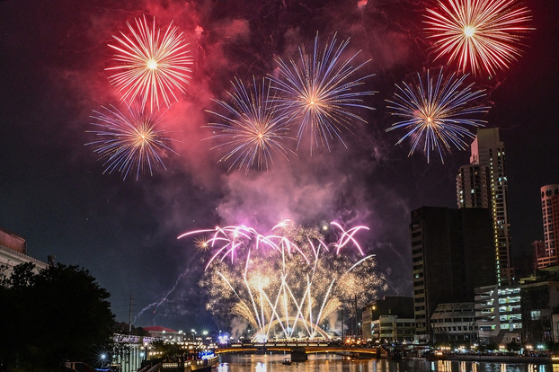 Pháo hoa thắp sáng bầu trời Manila, Philippines. (Ảnh: AFP)