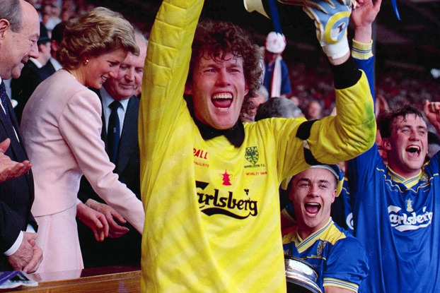 Dave Beasant chấn thương vì lọ salad