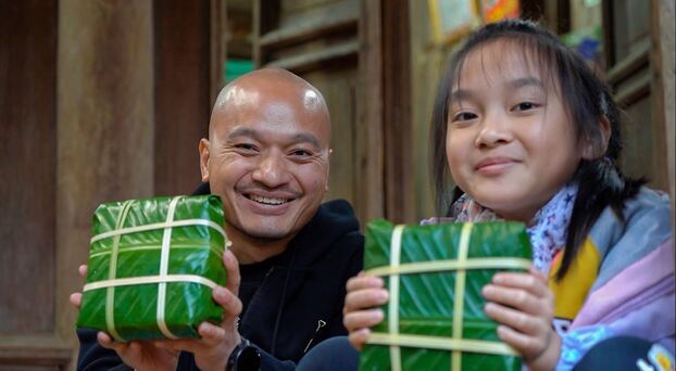 Bố Thái đã cùng con gái nhỏ trải nghiệm gói bánh chưng vuông vắn...