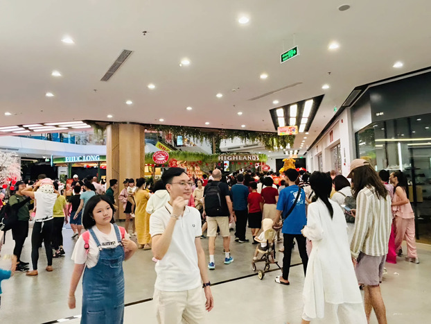 Không khí du xuân tấp nập tại TTTM Vincom Mega Mall Grand Park với nhiều lựa chọn ăn uống, café, vui chơi