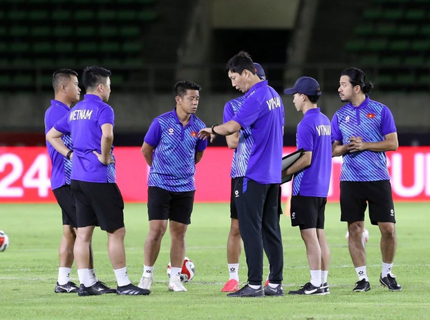 HLV Kim Sang Sik đã phải nói lời chia tay với 4 trợ lý sau chức vô địch ASEAN Cup