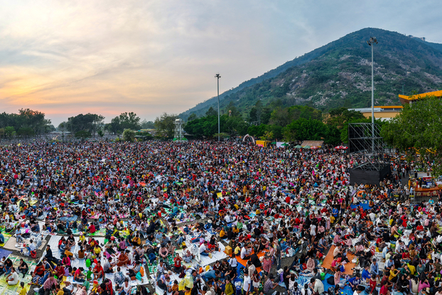 Người dân trải chiếu chơi hội Nguyên tiêu tại chân núi Bà Đen. Ảnh: Sun World Ba Den Mountain