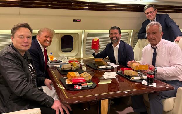 Ông Trump dùng đồ ăn nhanh McDonald's trên chuyên cơ cùng con trai Donald Jr, Bộ trưởng Y tế và Dịch vụ Dân sinh Kennedy Jr, tỷ phú Elon Musk. (Ảnh: Donald Trump Jr/X)