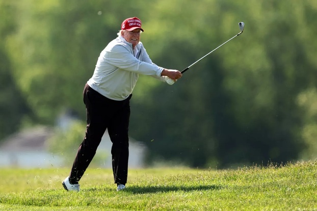 Tổng thống Mỹ Donald Trump chơi golf trong một giải đấu vào năm 2023. (Ảnh: Getty Images)