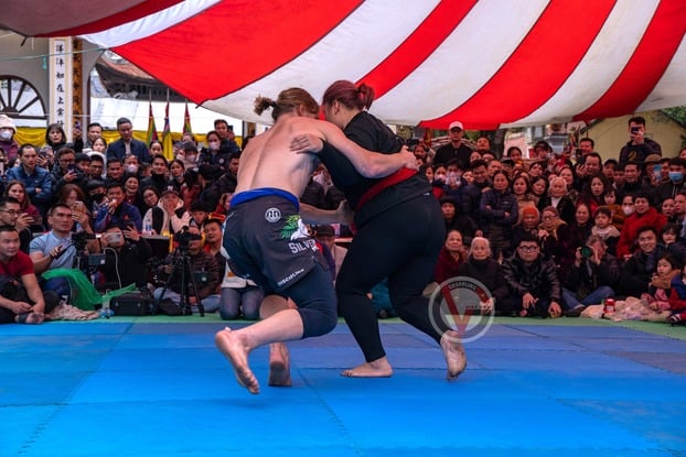 Thanh Trúc và Zakhar Dzmitrychenka đang cống hiến một trận đấu đỉnh cao (Ảnh: Grappling Việt Nam).