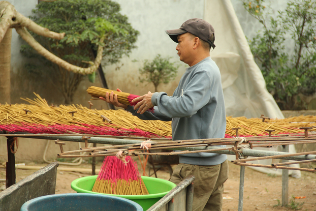 Nhiều người trẻ ở thôn Cao quyết định tiếp tục kế thừa và phát triển nghề làm hương truyền thống. “Làm giàu cho gia đình mình cũng chính là làm giàu cho quê hương”, ông Nguyễn Như Khanh chia sẻ.