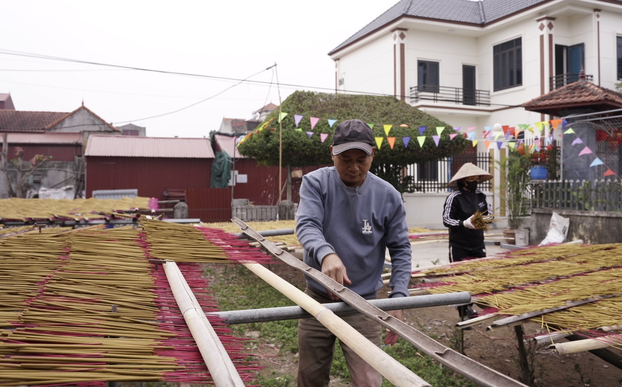 Nghề làm hương xạ thôn Cao ở Hưng Yên đã được lưu truyền hàng trăm năm và ngày càng mở rộng phát triển.