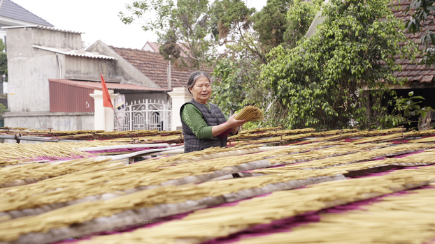 Thôn Cao là làng nghề hiếm hoi giữ gìn được truyền thống se hương bằng tay đã có từ hàng trăm năm nay.