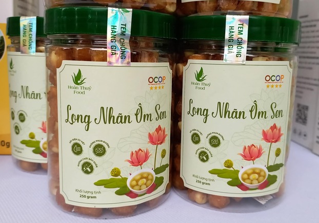 Sản phẩm Long nhãn ôm sen của địa phương được giới thiệu tại chương trình