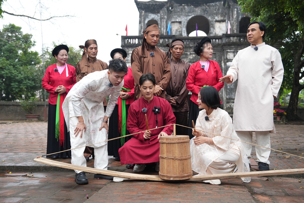 Diễn viên Long Vũ, Thu Hà Ceri, MC Quyền Linh và ca sĩ Thanh Duy có những trải nghiệm thú vị tại thôn Cao. 