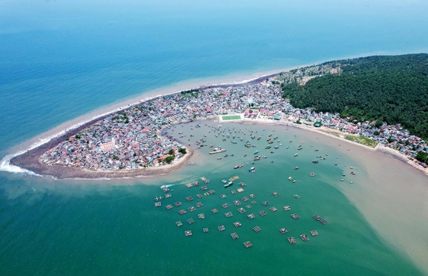 Đảo ví như một “cánh tay khổng lồ” chìa ra biển, bao bọc cho tàu thuyền neo đậu sau những chuyến ra khơi.