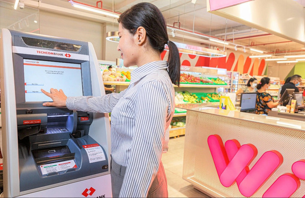Khách hàng trải nghiệm rút tiền tại cây ATM ngay trong siêu thị WinMart. Ảnh: Techcombank