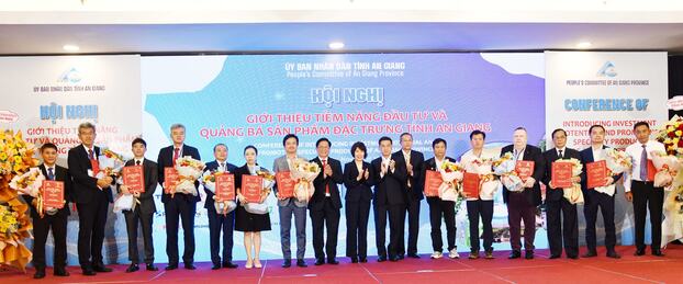 UBND tỉnh An Giang tặng hoa và trao biểu trưng cho các đơn vị tài trợ, doanh nghiệp có những đóng góp phát triển kinh tế, xã hội của tỉnh