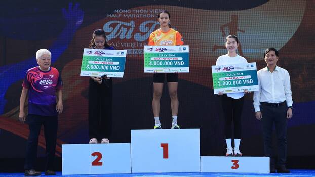 Ông Phạm Đức Vũ - Phó Giám đốc THAGRICO An Giang đã trao giải cho các vận động viên nữ đạt thành tích xuất sắc ở cự ly 5km