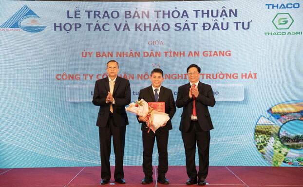 Ông Trần Bảo Sơn - Tổng Giám đốc THACO AGRI nhận bản thỏa thuận hợp tác và khảo sát đầu tư tại An Giang