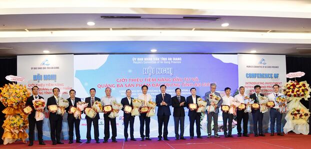 Lãnh đạo tỉnh An Giang trao biên bản thỏa thuận hợp tác và khảo sát đầu tư tại An Giang