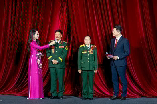 Tiết mục giao lưu với hai chứng nhân lịch sử trực tiếp góp sức vào đại thắng mùa Xuân năm 1975